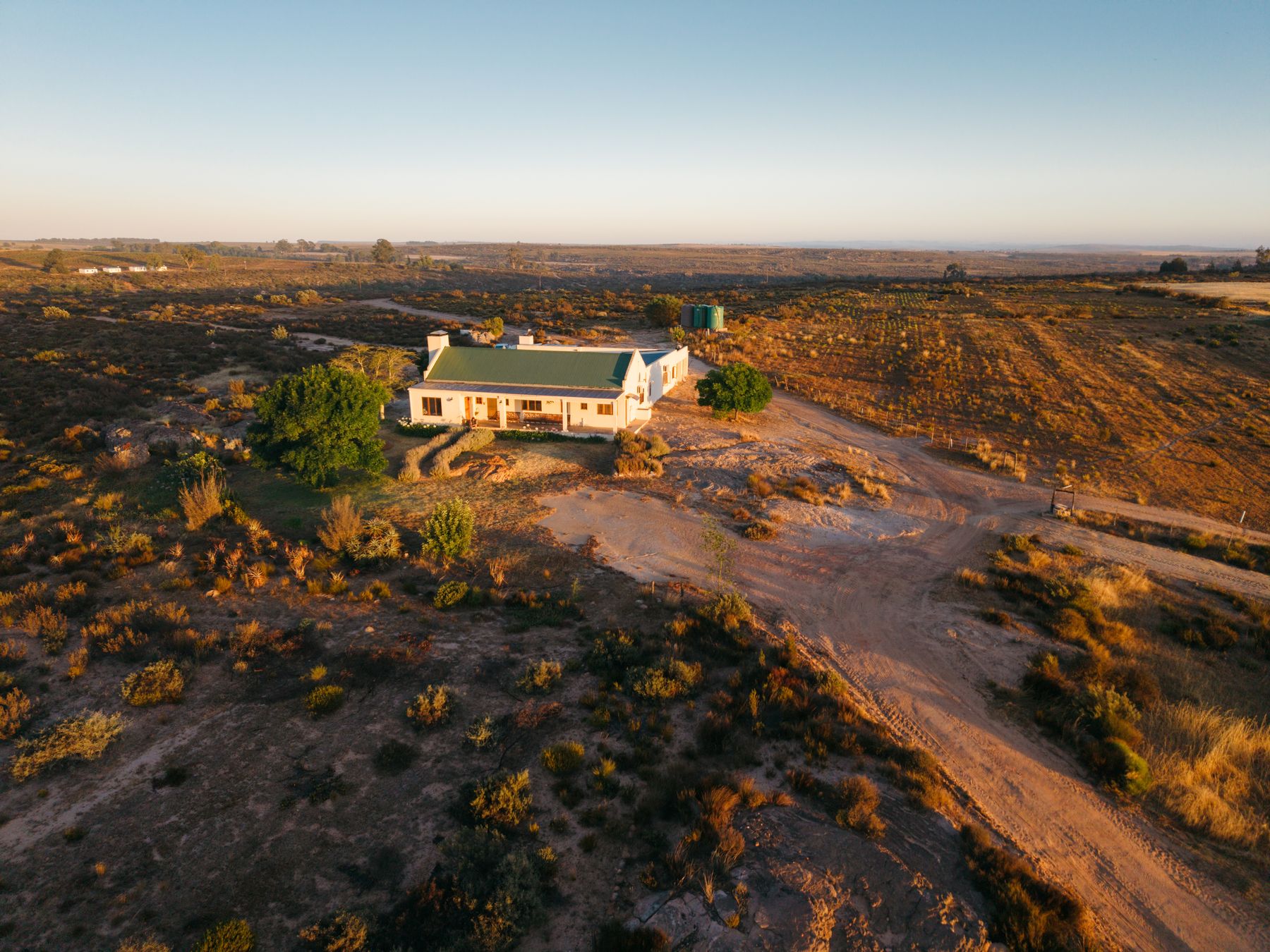 Die plaashuis en omliggende landskap uit die lug.
